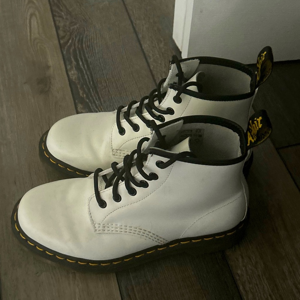 White dr marten boots- women’s sz 7